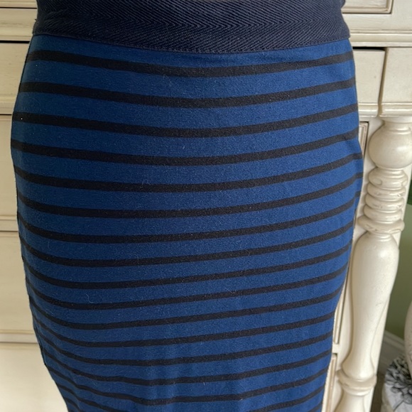 Lou & Grey Pull on straight skirt size small - Picture 3 of 5